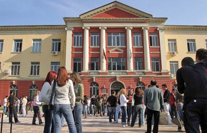 Universitetet në krizë,20% më pak studentë dhe gjysma e programeve rrezikojnë të&nbsp;mbyllen