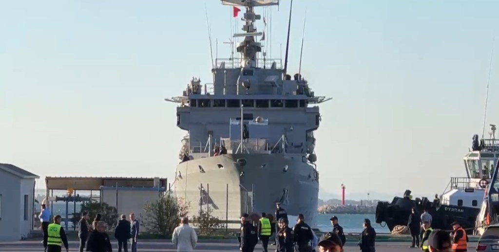 Shëngjin,anija Libra sjell 16 emigrantët e&nbsp;parë