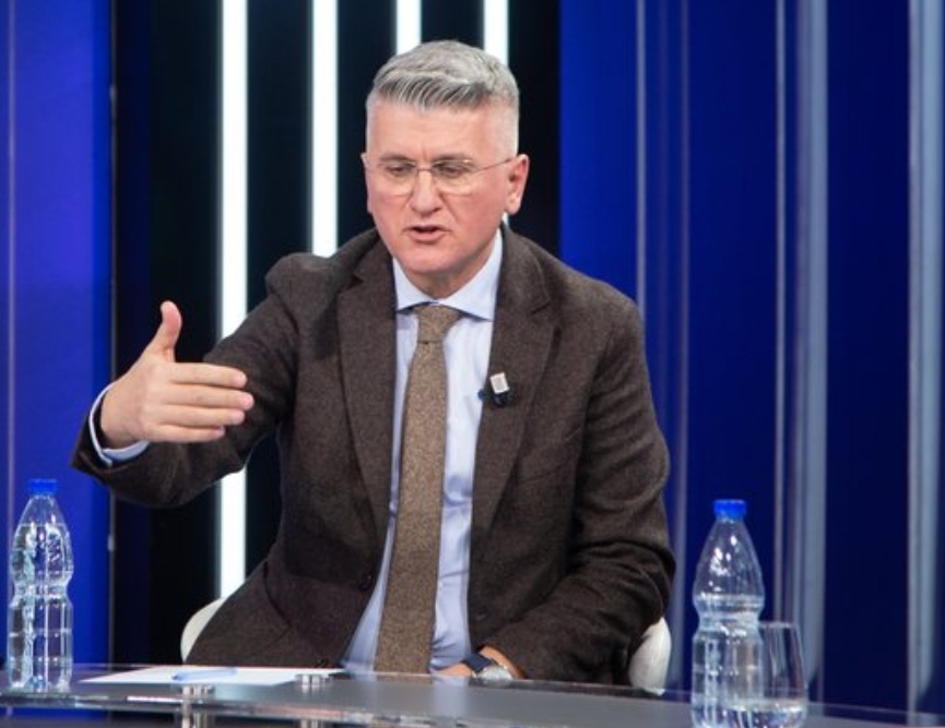 Deputetit Agron Gjekmarkaj i bie të fikët në protestë. U dhunua nga&nbsp;policia?