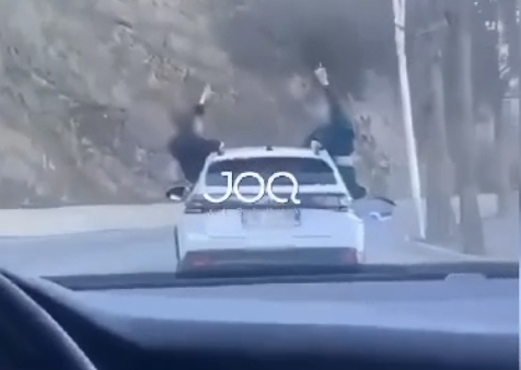 Dy vajza dalin nga dritaret e mjetit në aksin Qafëthanë- Pogradec,ja çfarë bëri&nbsp;policia