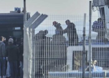 Emigrantët e Gjadrit bëhen agresiv, 20 prej tyre protestojnë duke shkatërruar&nbsp;dhomat