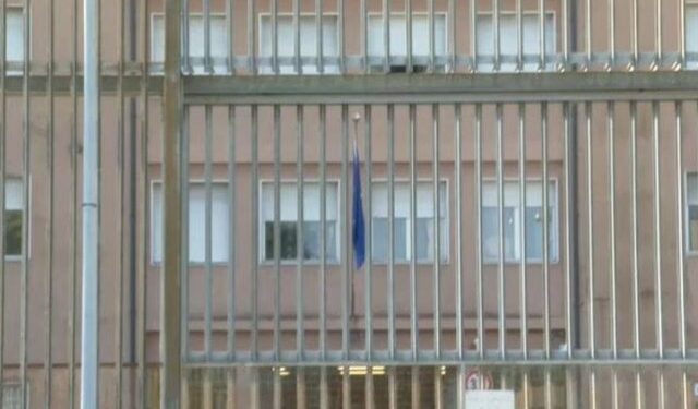 Sherr ne burg ne Itali. Shqiptarët hapin deren me&nbsp;force.