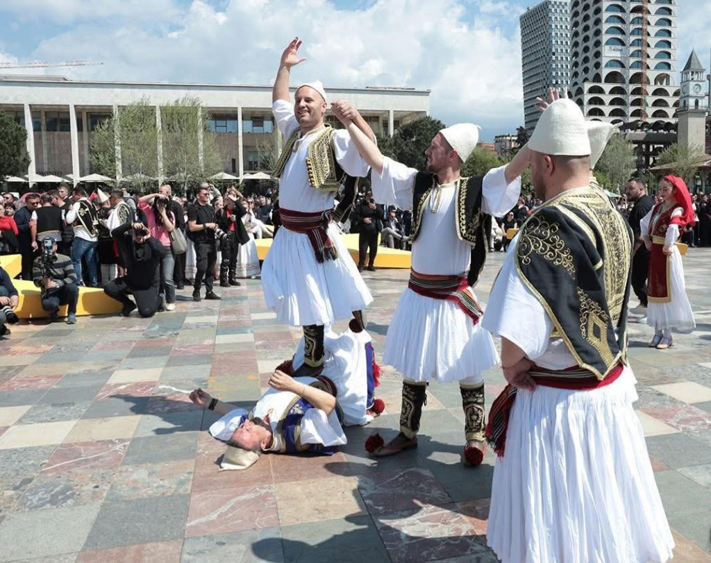 Kërceni edhe para Onkologjikut,ironia e&nbsp;gazetarit