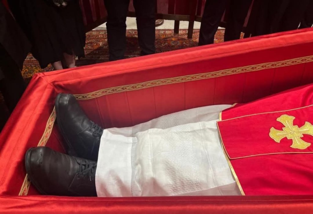 Papa Françesku do varroset me këpucët e tij të&nbsp;vjetra