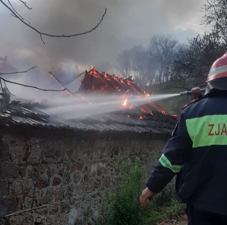 Merr flakë shtëpia,pëson djegie 80&nbsp;vjeçari