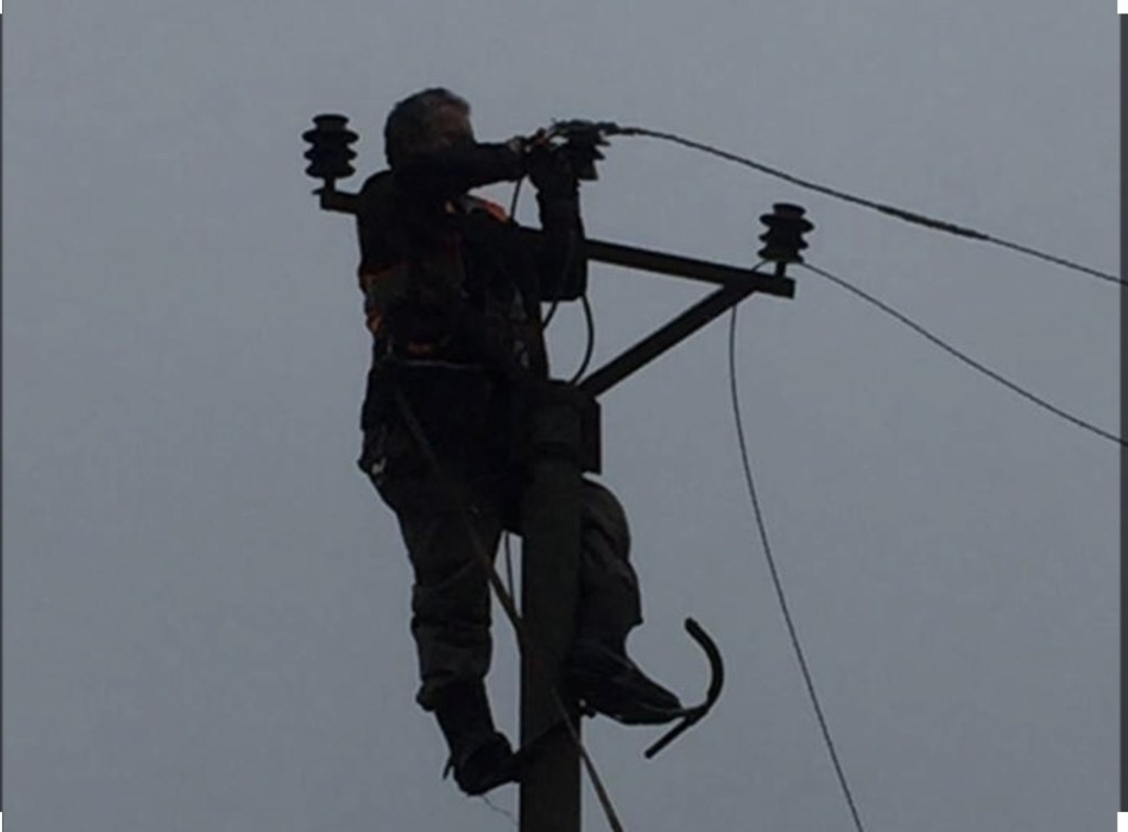 E ze korenti në shtyllë,vdes&nbsp;elektricisti