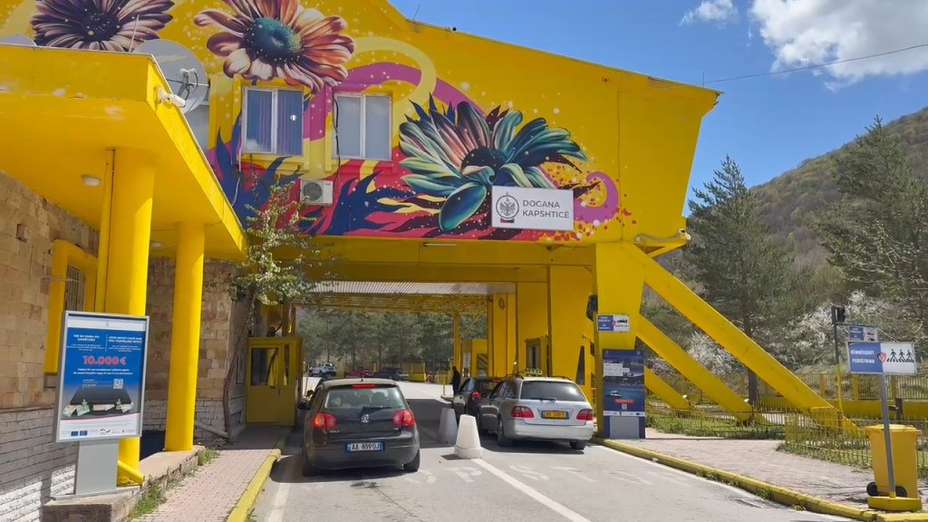 Kapshticë:Kaluan me dokumenta të falsifikuara kamionin me ushqime,procedohen 3&nbsp;doganierë