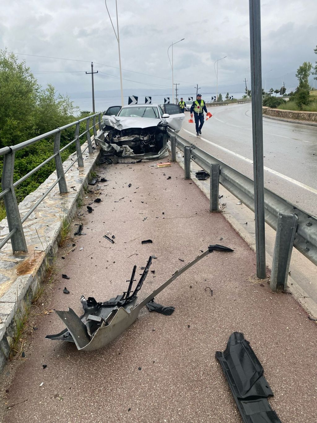 Mjeti del nga rruga në afërsi të Linit dhe hyn në korsinë e&nbsp;biçikletave