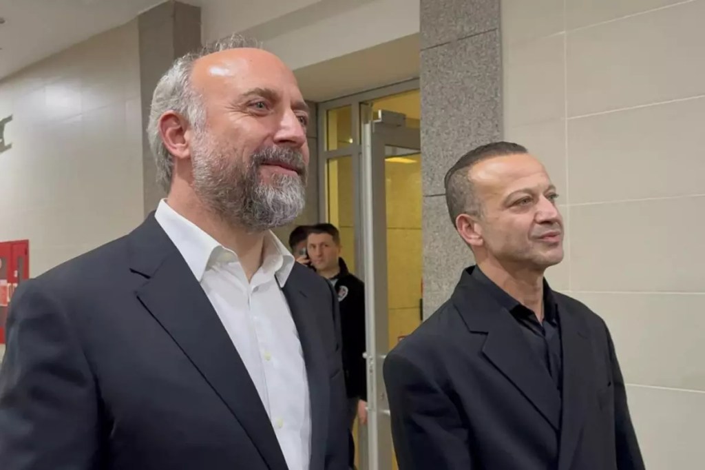 Halit Ergenç dhe Riza Kocaoğlu denohen me burg per deshmi te&nbsp;rreme.