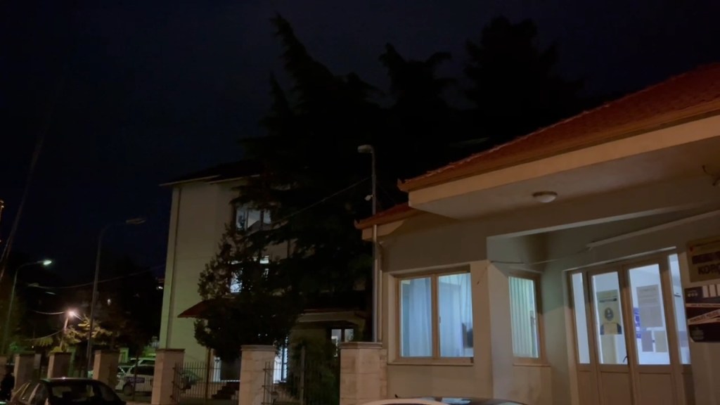 E rëndë në Korçë,sherr mes vajzash,goditet me gotë në fytyrë e&nbsp;mitura