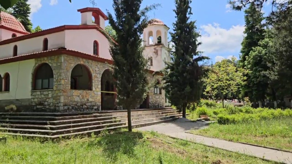 Po rregullonte çatinë e kishës,rrëzohet përtokë prifti,ja&nbsp;gjendja