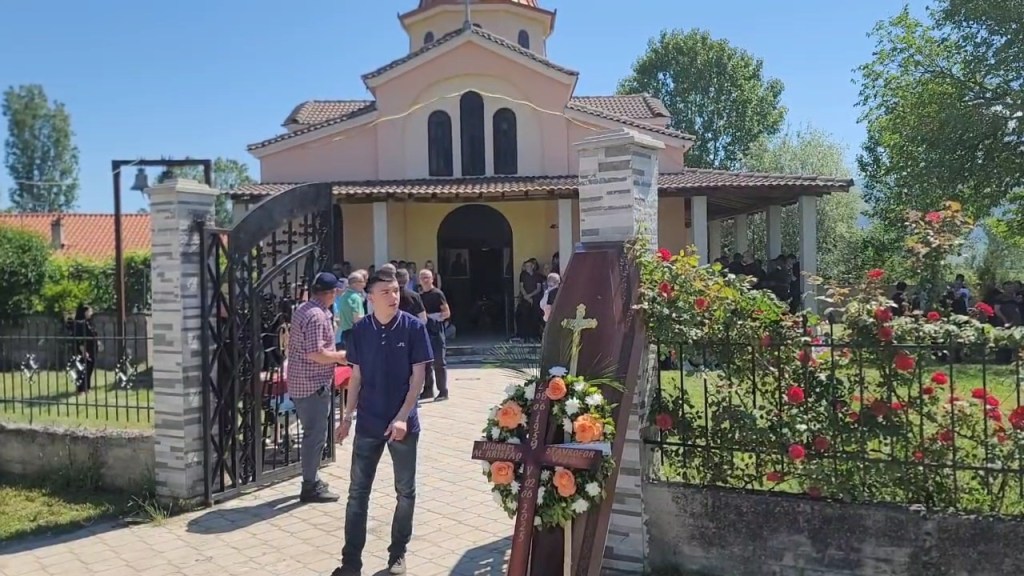 E dhimbshme: Përcillet në banesën e fundit At Kristaq&nbsp;Viso