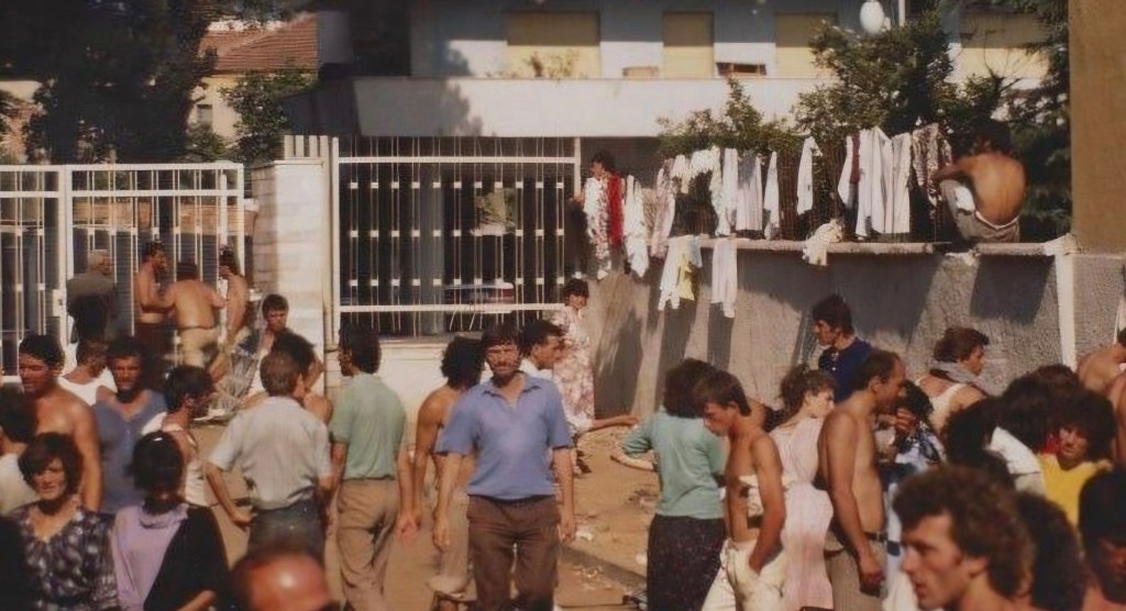 2 korriku i 1990,eksodi drejt&nbsp;ambasadave