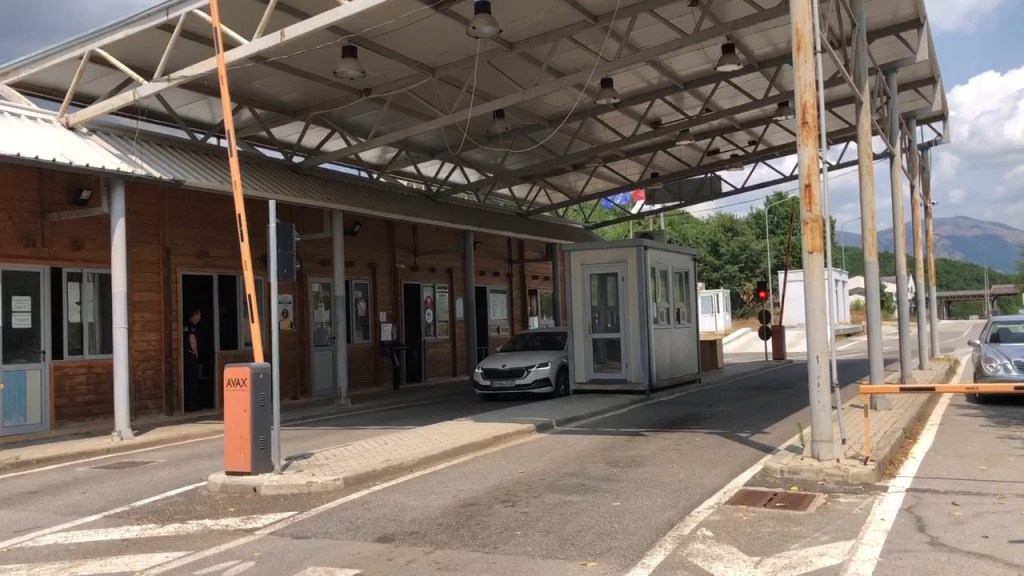 Zjarr në afërsi të kufirit me Maqedoninë e Veriut,mbyllet dogana e&nbsp;Gorricës