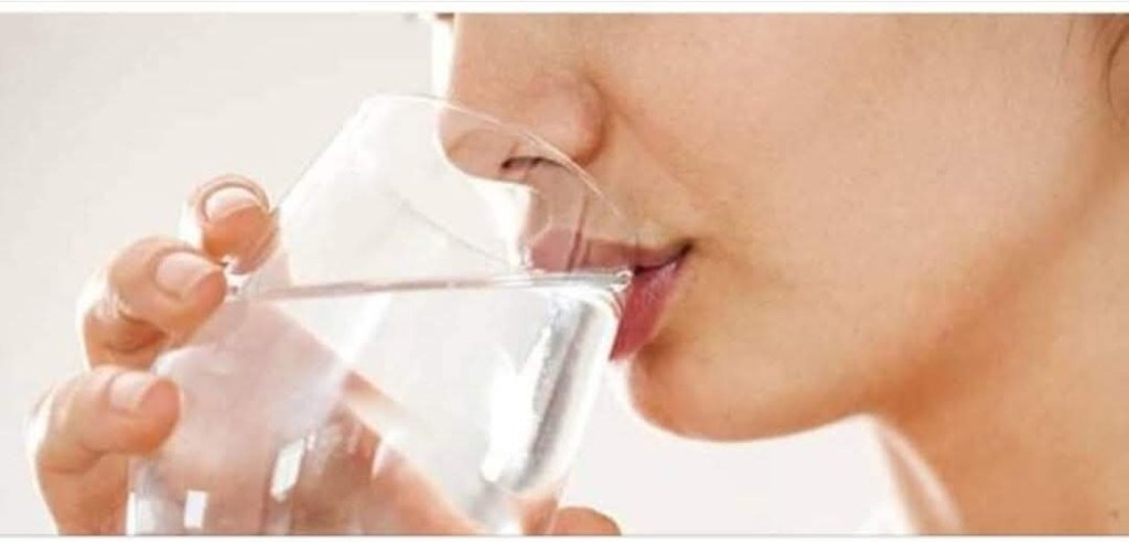 Mos pini ujë në këmbë,mësoni&nbsp;arsyet!