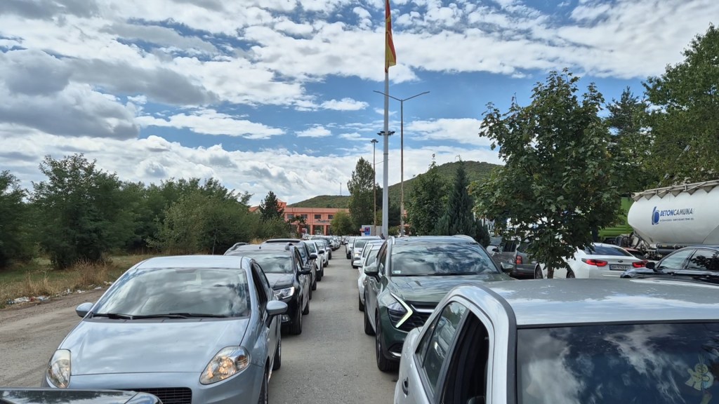 Radhë dhe 2 orë pritje në&nbsp;Qafëthanë