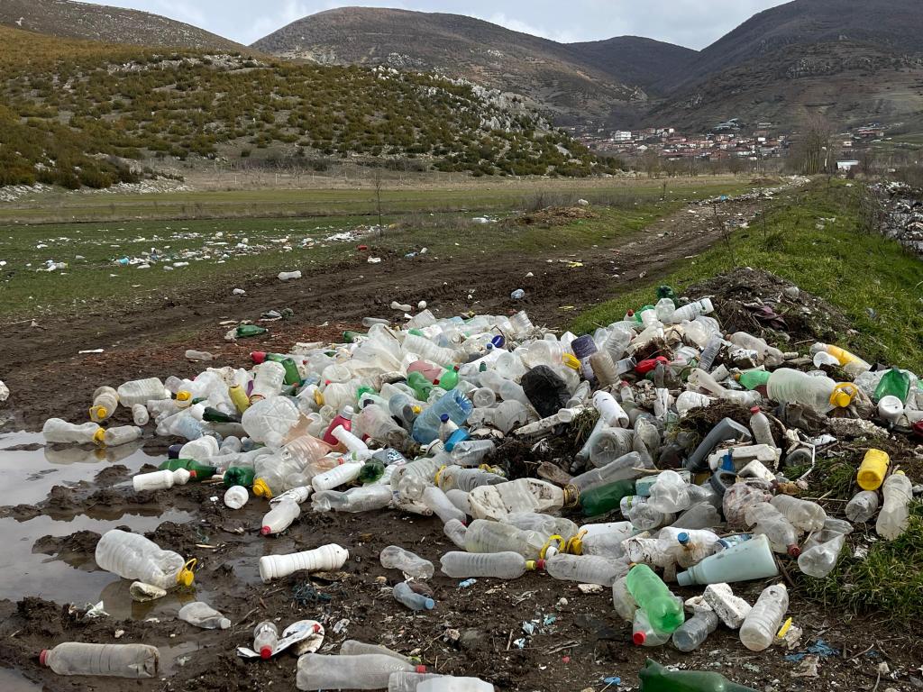 Mjedisi/ Zona e Mbrojtur në Tren kthehet në fushë&nbsp;mbetjesh