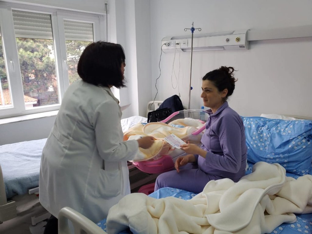 Skandali/ 9 mijë pacientët e Spitalit të Korçës konsumuan vezë pa vulë dhe datë&nbsp;skadence