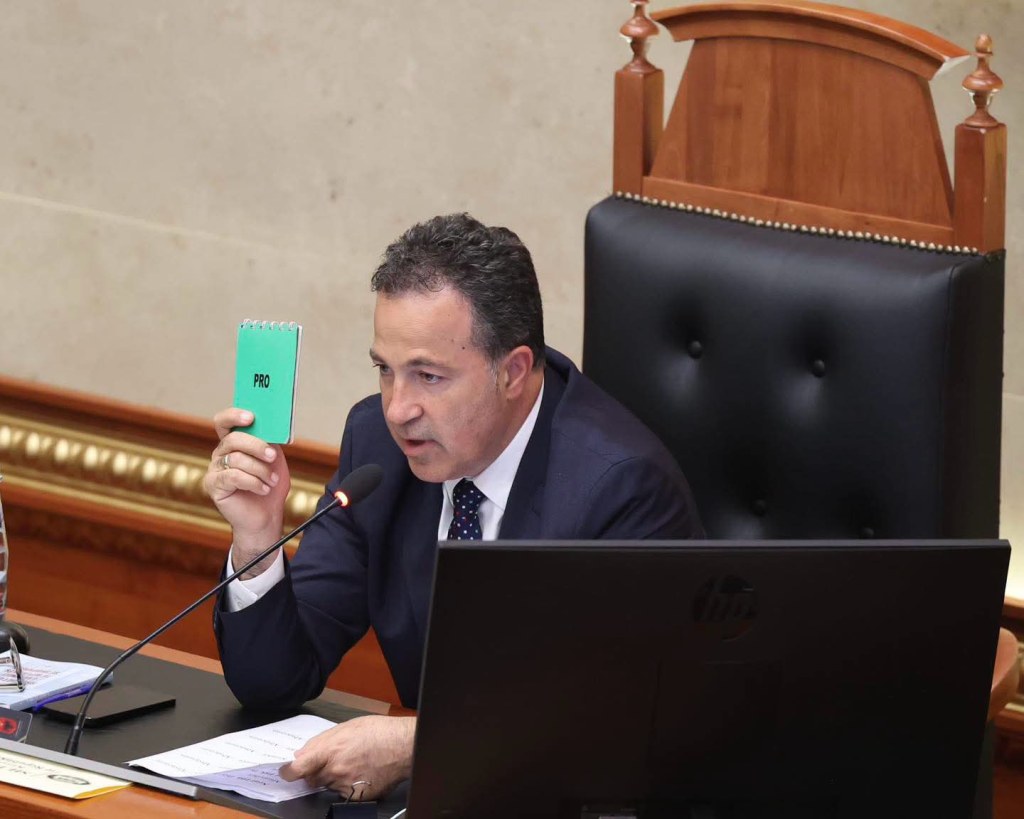 Peleshi bën arbitrin e protestës nga maja e Kullës së Korçës