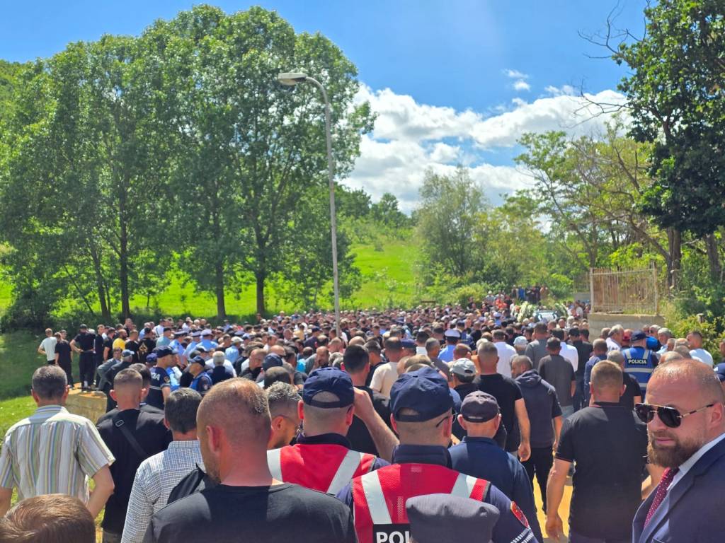 Pogradeci i jep lamtumirën e fundit Enea&nbsp;Mekollit