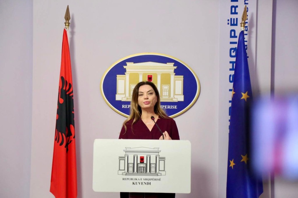 Demokracia ndalet&nbsp; tek dera e Albana Vokshit, rekordmenia e mbajtjes së postit 14 vjet pa&nbsp;zgjedhje