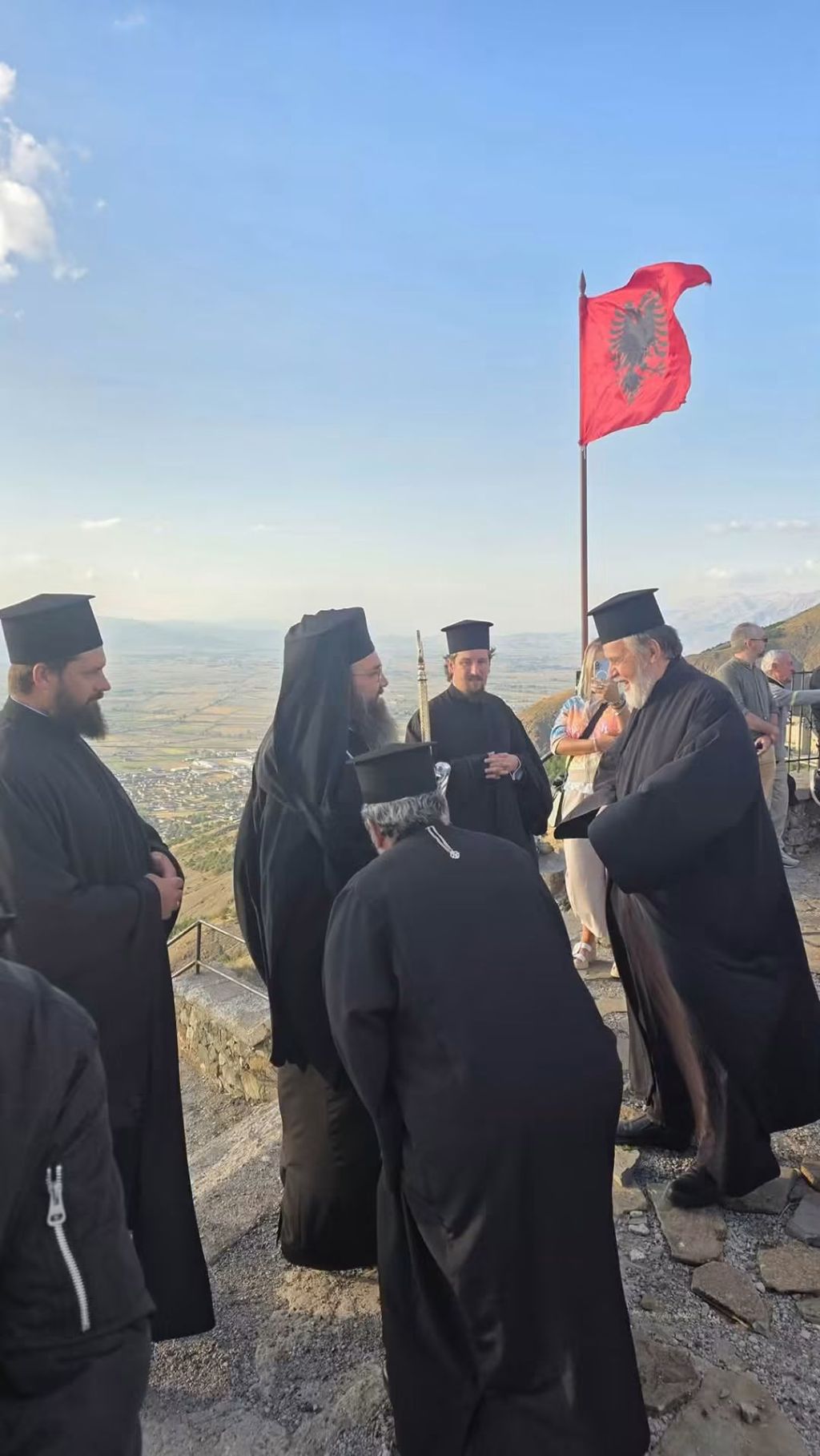 Një vit nga fronëzimi i Imzot Anastasit / Çfarë solli viti i parë i shërbesës për komunitetin e Korçës&nbsp;?